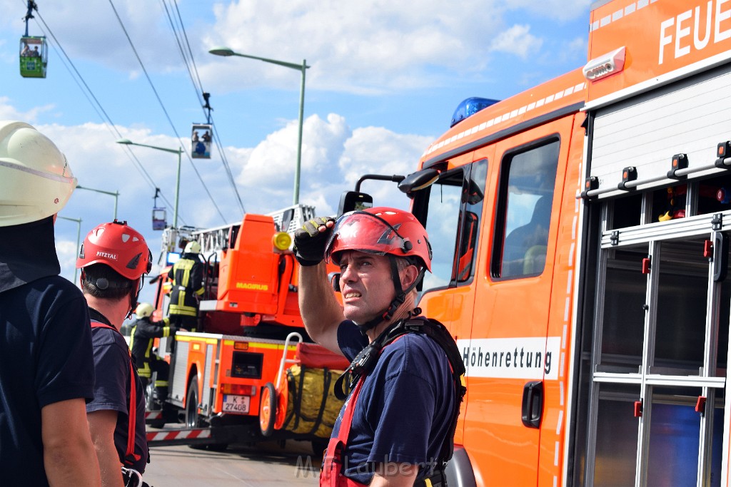 Koelner Seilbahn Gondel blieb haengen Koeln Linksrheinisch P074.JPG